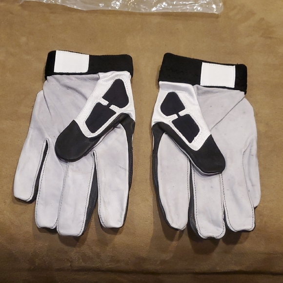 Nike Black and White NFL Equipment Gloves OL Gloves - Picture 3 of 6